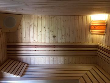 Sauna in der Dachniesche